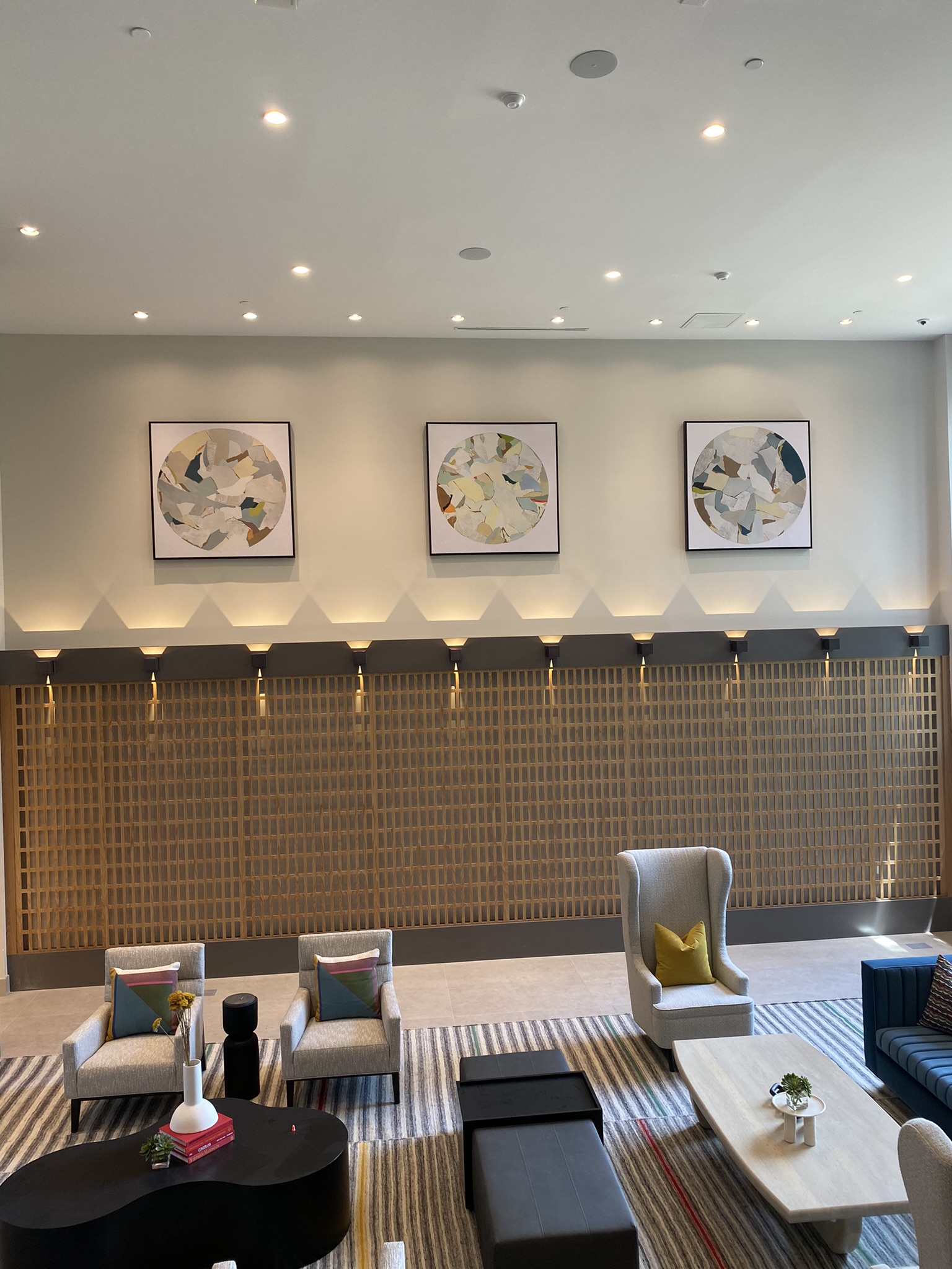 Choosing Frames That Complement Your Hotel’s Interior Design Themes